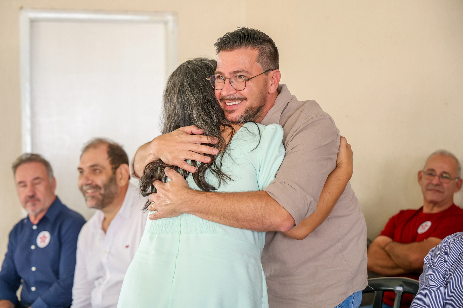 Arilson Chiorato abraçando uma apoiadora
