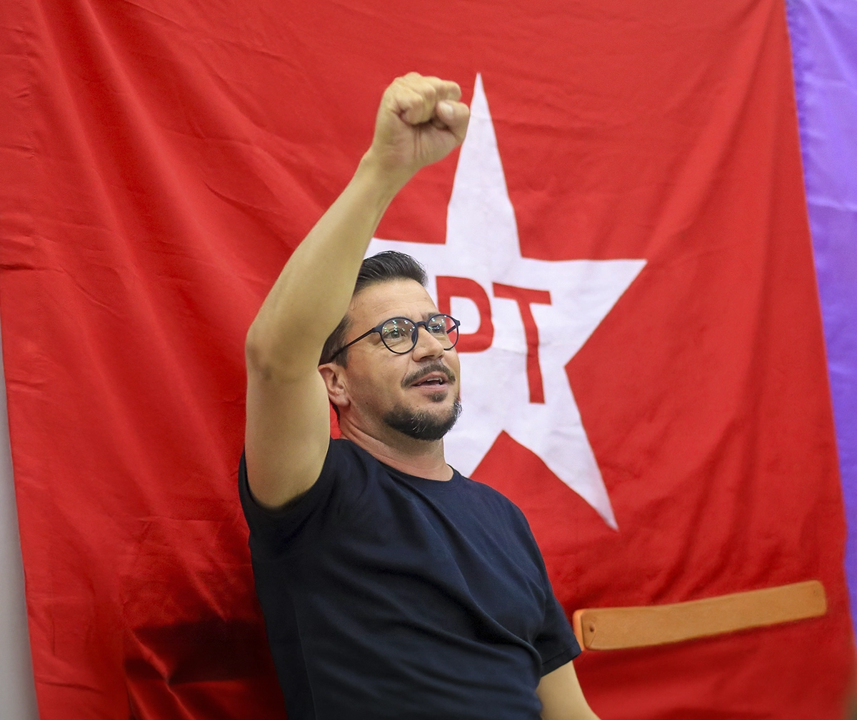 Arilson Chiorato discursando em encontro político